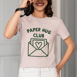 ペーパーハグクラブTシャツ | カード好きのためのハッピーメールシャツ | 文房具好きのための着心地の良いTシャツ | スネイルメールグラフィックTシャツ | Bella+Canvas