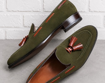 Olijfgroene suède loafers voor heren met kwastjes, handgemaakte leren instapschoenen.