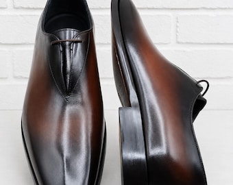 Sapatos Oxford de couro artesanal com pátina marrom para homens.