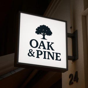 Może przedstawiać: Kwadratowy, podświetlany szyld z napisem "OAK & PINE" pogrubioną, ciemną czcionką i grafiką drzewa. Szyld jest zamontowany na ścianie z widocznym numerem "24". Szyld ma czarną ramę.