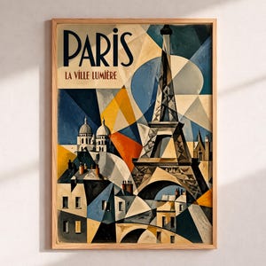 Può includere: Una stampa artistica incorniciata con un'illustrazione geometrica di Parigi. L'opera d'arte mostra la Torre Eiffel, edifici e il testo "PARIS LA VILLE LUMIERE" in stile vintage, con una tavolozza di colori blu, gialli e marroni.