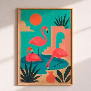 Può includere: Stampa artistica incorniciata con tre fenicotteri rosa in una piscina turchese, con un sole arancione e una struttura architettonica color pesca. L'opera d'arte ha un tema tropicale con fogliame verde e uno sfondo beige.