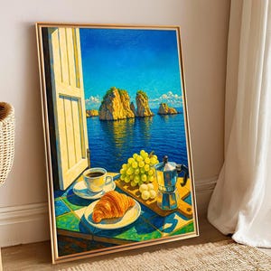 Può includere: Dipinto incorniciato di una scena costiera soleggiata. Un tavolo è apparecchiato con un croissant, caffè, uva e una caffettiera. Lo sfondo mostra un mare e un cielo blu con formazioni rocciose. Il dipinto è in una cornice dorata.