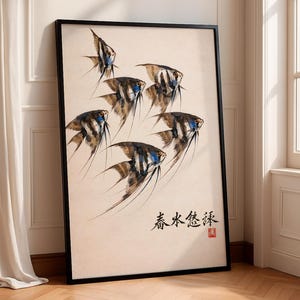 Può includere: Opera d'arte incorniciata raffigurante un gruppo di pesci stilizzati nei toni del marrone, nero e blu, che nuotano su uno sfondo color crema. L'opera include la calligrafia giapponese. La cornice è nera.