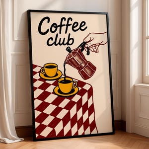 Può includere: Stampa incorniciata con la scritta "Coffee club". L'immagine raffigura una mano che versa il caffè da una caffettiera marrone in due tazze gialle su una tovaglia a scacchi rossa e bianca. Tema caffè.