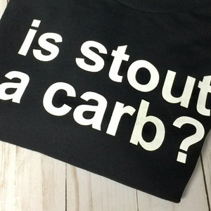 Puede incluir: Camiseta negra con texto blanco que dice "is stout a carb?"