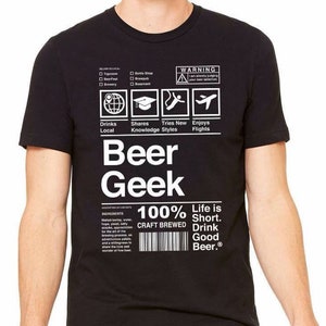 Puede incluir: Camiseta negra con un dise&ntilde;o gr&aacute;fico blanco que dice "Beer Geek 100% Craft Brewed" y "Life is Short. Drink Good Beer."