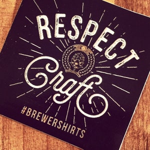 Puede incluir: Adhesivo cuadrado negro con texto blanco que dice "RESPECT Craft" en una fuente estilizada. Un emblema circular con un dise&ntilde;o de l&uacute;pulo est&aacute; en el centro. El texto "#BREWERSHIRTS" est&aacute; en la parte inferior, con l&iacute;neas radiales.