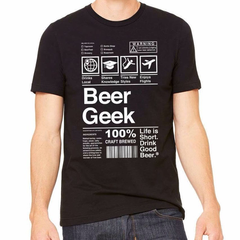 Puede incluir: Camiseta negra con un dise&ntilde;o gr&aacute;fico blanco que dice "Beer Geek 100% Craft Brewed" y "Life is Short. Drink Good Beer."