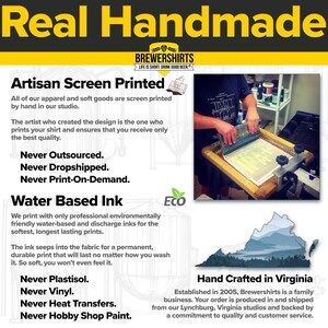 Puede incluir: Un fondo blanco con el texto "Real Handmade" en letras grandes y negritas. El texto "Brewershirts" est&aacute; en una fuente m&aacute;s peque&ntilde;a y est&aacute; centrado debajo de la primera l&iacute;nea de texto. El texto "Life is short. Drink good beer." est&aacute; en una fuente a&uacute;n m&aacute;s peque&ntilde;a y est&aacute; centrado debajo de la segunda l&iacute;nea de texto. El texto "Artisan Screen Printed" est&aacute; en una fuente grande y negrita y est&aacute; centrado debajo de la tercera l&iacute;nea de texto. El texto "All of our apparel and soft goods are screen printed by hand in our studio." est&aacute; en una fuente m&aacute;s peque&ntilde;a y est&aacute; centrado debajo de la cuarta l&iacute;nea de texto. El texto "The artist who created the design is the one who prints your shirt and ensures that you receive only the best quality." est&aacute; en una fuente m&aacute;s peque&ntilde;a y est&aacute; centrado debajo de la quinta l&iacute;nea de texto. El texto "Never Outsourced. Never Dropshipped. Never Print-On-Demand." est&aacute; en una fuente m&aacute;s peque&ntilde;a y est&aacute; centrado debajo de la sexta l&iacute;nea de texto. El texto "Water Based Ink" est&aacute; en una fuente grande y negrita y est&aacute; centrado debajo de la s&eacute;ptima l&iacute;nea de texto. El texto "We print with only professional environmentally friendly water-based and discharge inks for the softest, longest lasting prints." est&aacute; en una fuente m&aacute;s peque&ntilde;a y est&aacute; centrado debajo de la octava l&iacute;nea de texto. El texto "The ink seeps into the fabric for a permanent, durable print that will last no matter how you wash it. So soft, you won't even feel it." est&aacute; en una fuente m&aacute;s peque&ntilde;a y est&aacute; centrado debajo de la novena l&iacute;nea de texto. El texto "Never Plastisol. Never Vinyl. Never Heat Transfers. Never Hobby Shop Paint." est&aacute; en una fuente m&aacute;s peque&ntilde;a y est&aacute; centrado debajo de la d&eacute;cima l&iacute;nea de texto. El texto "Hand Crafted in Virginia" est&aacute; en una fuente grande y negrita y est&aacute; centrado debajo de la und&eacute;cima l&iacute;nea de texto. El texto "Established in 2005, Brewershirts is a family business. Your order is produced in and shipped from our Lynchburg, Virginia studios and backed by a commitment to quality and customer service." est&aacute; en una fuente m&aacute;s peque&ntilde;a y est&aacute; centrado debajo de la duod&eacute;cima l&iacute;nea de texto. Una foto de una persona usando una prensa de serigraf&iacute;a est&aacute; en la esquina superior derecha de la imagen. Una foto de una hoja verde con la palabra "ECO" en letras blancas est&aacute; en la esquina superior derecha de la imagen. Una foto del estado de Virginia est&aacute; en la esquina inferior derecha de la imagen.