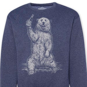 Puede incluir: Una sudadera azul marino con un gráfico blanco de un oso sosteniendo una botella de cerveza. El texto "BrewerShirts" está impreso en la sudadera.