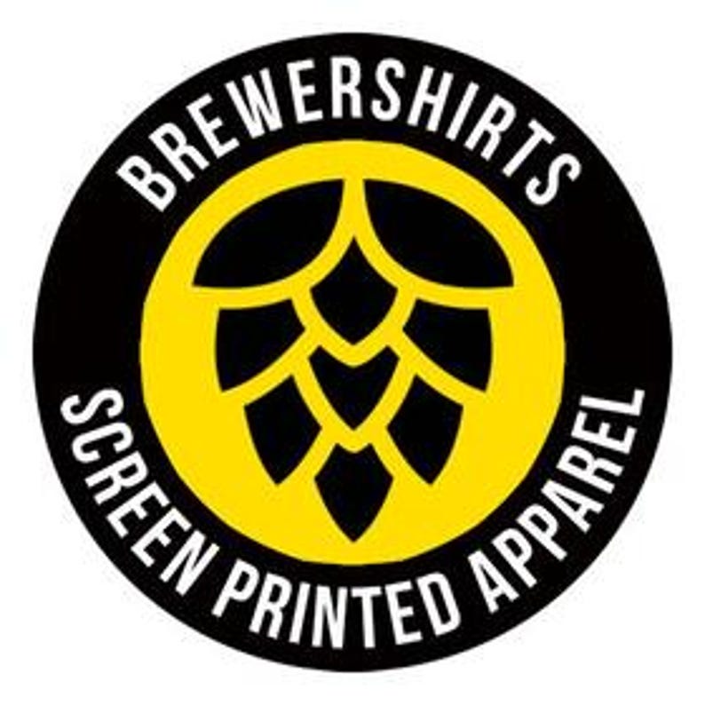 Puede incluir: Logotipo circular negro y amarillo con el texto "Brewershirts Screen Printed Apparel" y una silueta negra de un cono de l&uacute;pulo.