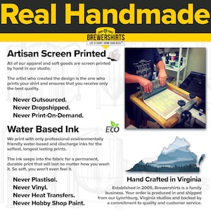 Puede incluir: Imagen que muestra el proceso de serigraf&iacute;a artesanal. El texto dice "Real Handmade" y "Brewershirts." Los detalles incluyen "Artisan Screen Printed," "Water Based Ink" y "Hand Crafted in Virginia." La imagen destaca la calidad y el cuidado en la producci&oacute;n de ropa.