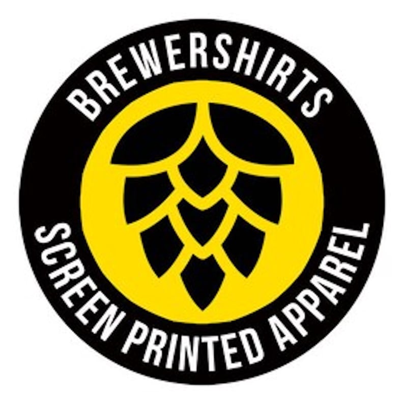 Puede incluir: Logotipo circular con el texto "BREWERSHIRTS SCREEN PRINTED APPAREL" en blanco sobre fondo negro. Una flor de l&uacute;pulo amarilla est&aacute; en el centro. El logotipo es para ropa.