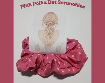 Puede incluir: Un coletero de tela rosa con un patrón de lunares blancos. El coletero se muestra con una tarjeta que presenta la ilustración de una persona con cabello rubio recogido en una coleta. El texto Pink Polka Dot Scrunchies aparece arriba.