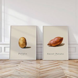 Könnte beinhalten: Zwei gerahmte Kunstdrucke mit botanischen Illustrationen einer Kartoffel und einer Süßkartoffel. Der Kartoffeldruck zeigt eine einzelne, hellbraune Kartoffel mit dem Wort "Potato" darunter. Die Süßkartoffel ist orangefarben, mit dem Wort "Sweet Potato".