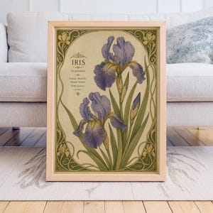 Pode incluir: Uma impressão botânica emoldurada com flores de íris roxas e folhas verdes. A impressão inclui a palavra "IRIS" e outro texto em uma moldura decorativa. A moldura é feita de madeira clara.