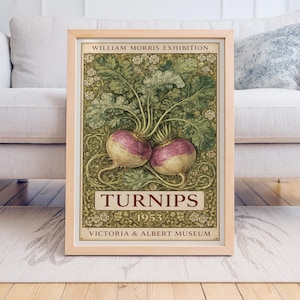 Peut inclure: Une affiche encadrée de l'exposition William Morris, avec le mot « TURNIPS » et l'année « 1953 ». L'œuvre représente deux navets violets et crème avec des feuilles vertes, sur un fond floral. Le texte « VICTORIA & ALBERT MUSEUM » est également visible.