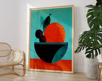 Könnte beinhalten: Gerahmter Kunstdruck mit einem Stillleben. Eine große orangefarbene Frucht und Kirschen befinden sich in einer schwarzen Schüssel vor einem türkisfarbenen Hintergrund. Der untere Teil des Drucks ist ein orangefarbener Streifen. Der Rahmen ist helles Holz.