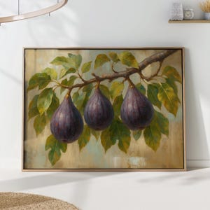 Può includere: Dipinto incorniciato raffigurante tre fichi maturi appesi a un ramo con foglie verdi. I fichi sono di un colore viola intenso e le foglie hanno sfumature gialle e verdi. Lo sfondo ha un aspetto morbido e strutturato.