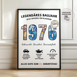 Könnte beinhalten: Ein gerahmter Druck mit dem Jahr "1976" in großen Zahlen, gefüllt mit einem geldähnlichen Muster. Der Druck enthält deutschen Text, der einen 50. Geburtstag mit humorvollen Anspielungen auf Alter und Erfahrung feiert. Der Druck ist schwarz gerahmt.