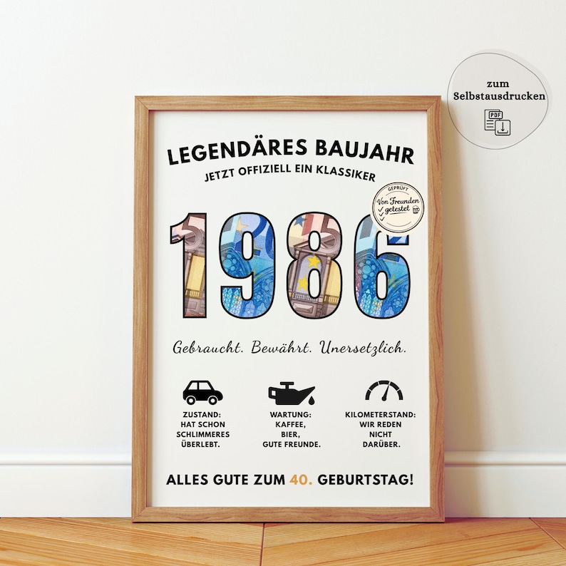 Pu&ograve; includere: Una stampa incorniciata con il testo "LEGEND&Auml;RES BAUJAHR" e l'anno "1986". La stampa include testo tedesco e icone relative a un'auto, olio e un tachimetro. &Egrave; visibile anche la frase "ALLES GUTE ZUM 40. GEBURTSTAG!"