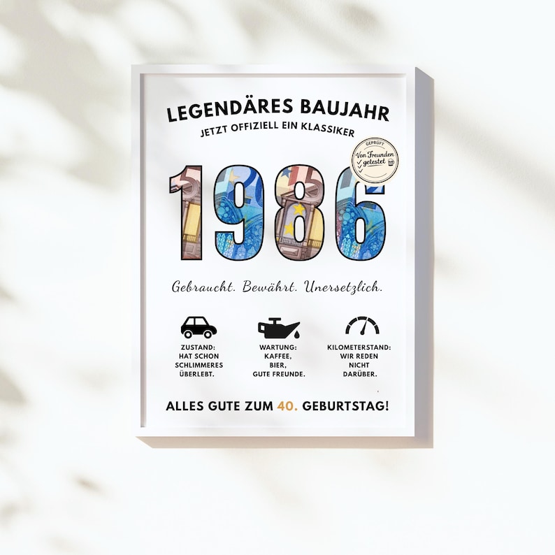 Pu&ograve; includere: Stampa incorniciata con testo tedesco, tra cui "LEGEND&Auml;RES BAUJAHR" e l'anno "1986" in grandi numeri. La stampa presenta icone e testo relativi ad auto, manutenzione e chilometraggio. &Egrave; visibile anche il testo "ALLES GUTE ZUM 40. GEBURTSTAG!"