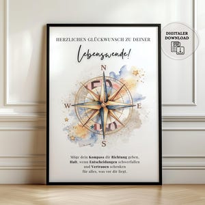 Könnte beinhalten: Ein gerahmter Druck mit einem Kompassrosen-Design, mit Aquarellakzenten in Blau, Gelb und Rosa. Der Text lautet "HERZLICHEN GLÜCKWUNSCH ZU DEINER Lebenswende!" und eine motivierende Botschaft. Ein digitales Download-Symbol befindet sich oben rechts.