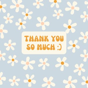 Puede incluir: Un fondo azul claro con un patr&oacute;n de margaritas blancas con centros naranjas y rosas. Un letrero rectangular en el centro dice "THANK YOU SO MUCH :)" en texto naranja.