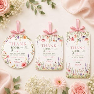 Può includere: Tre etichette regalo floreali di ringraziamento con fiocchi di nastro rosa. Ogni etichetta presenta le parole "Thank You" e "For helping make my day so special!" con il nome "Olivia". Le etichette sono decorate con fiori colorati.