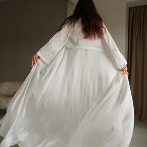Lång kimono i siden, vida ärmar, plus size-loungekläder i satin Only Robe