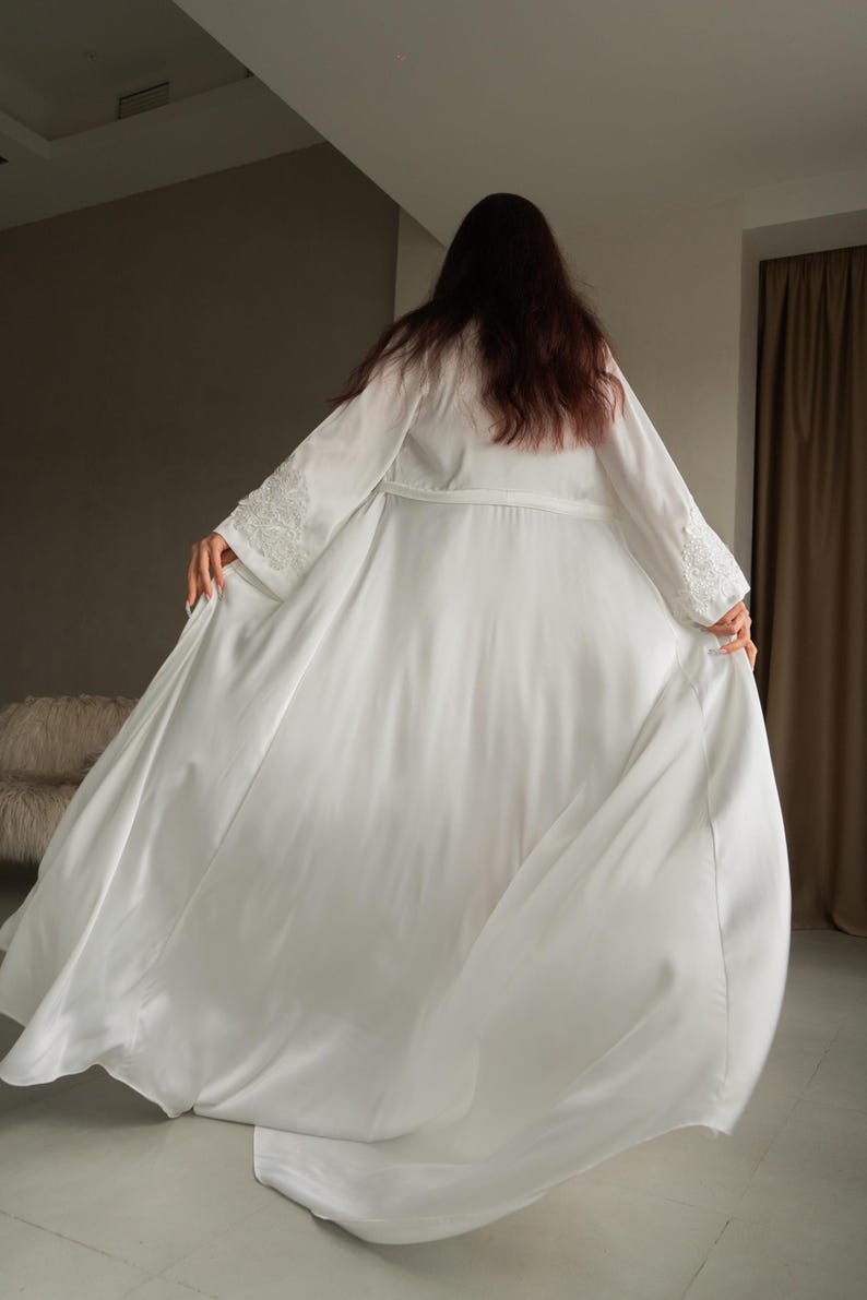 Lång kimono i siden, vida ärmar, plus size-loungekläder i satin Only Robe