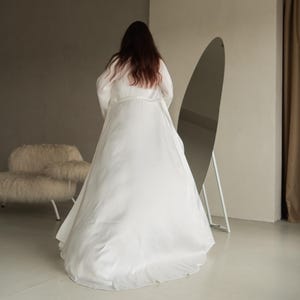 Lång kimono i siden, vida ärmar, plus size-loungekläder i satin bild 11