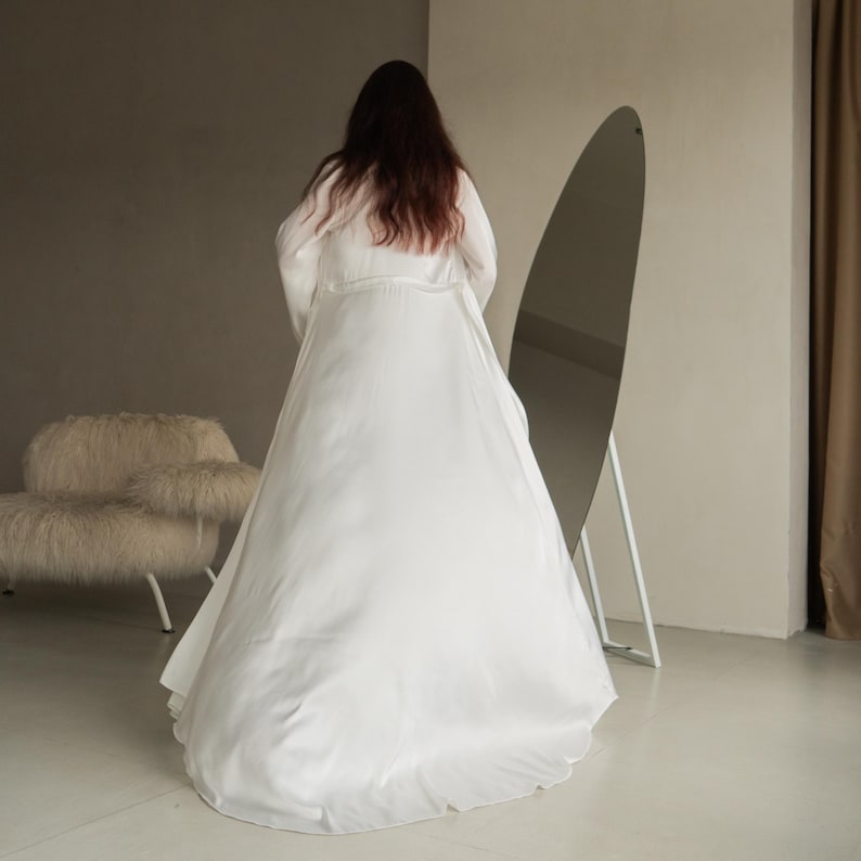 Lång kimono i siden, vida ärmar, plus size-loungekläder i satin bild 11