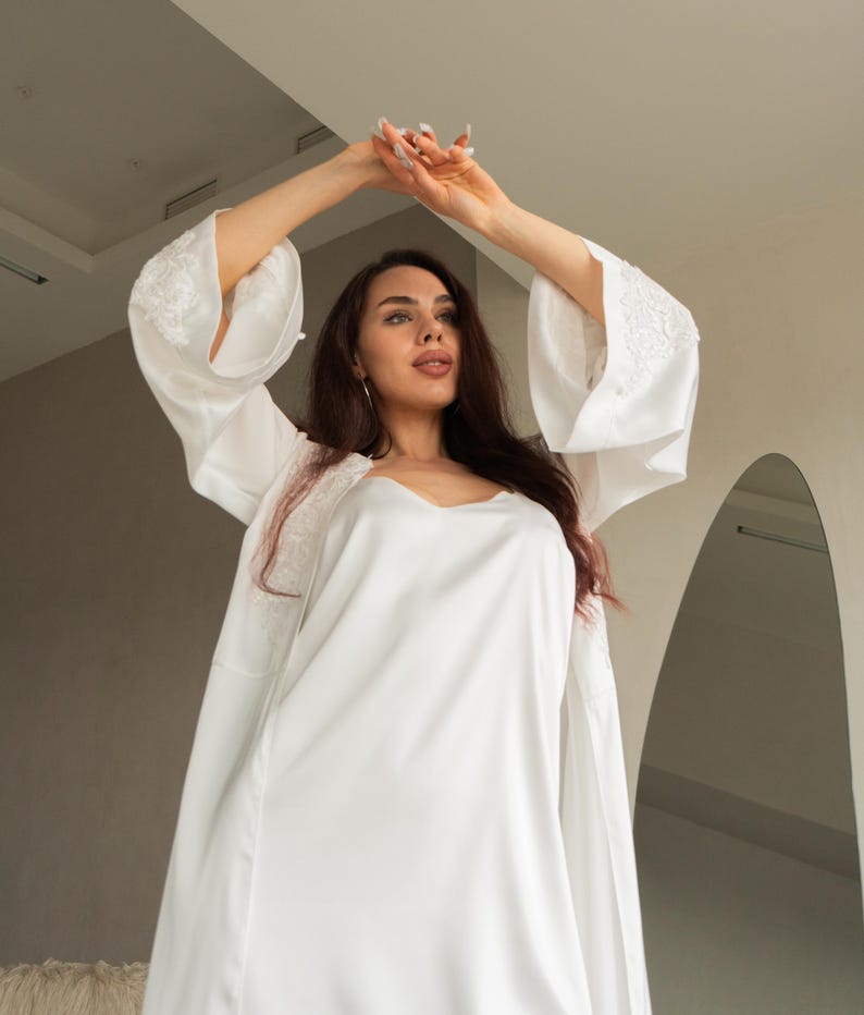 Lång kimono i siden, vida ärmar, plus size-loungekläder i satin bild 13