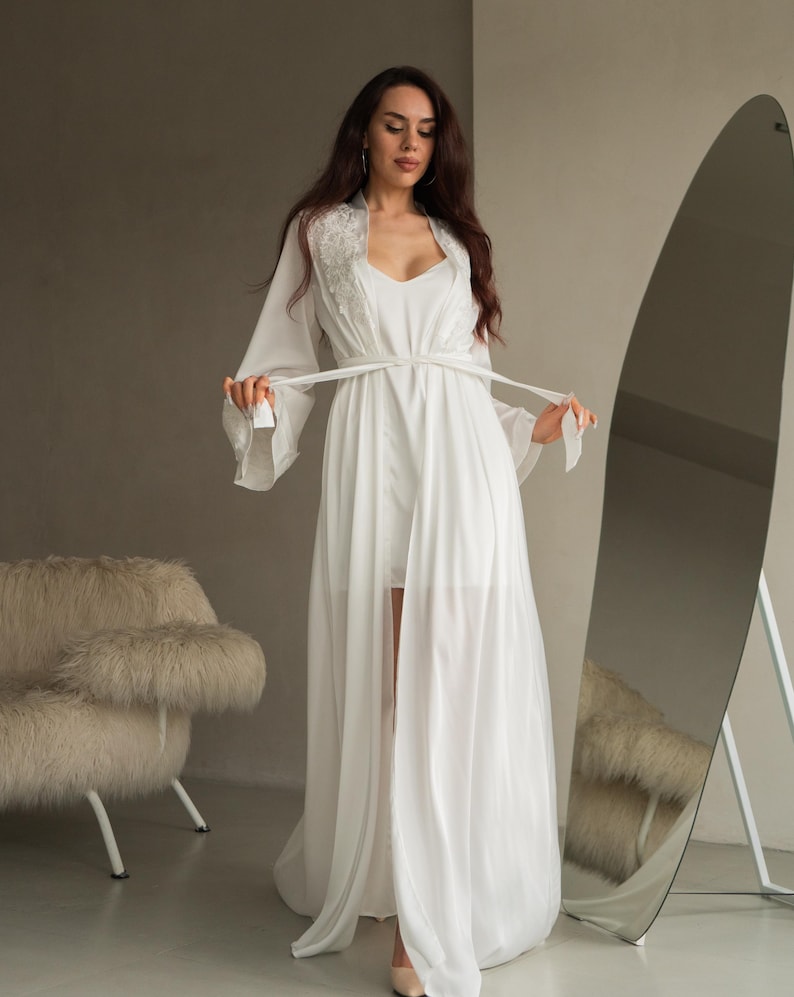 Lång kimono i siden, vida ärmar, plus size-loungekläder i satin bild 1
