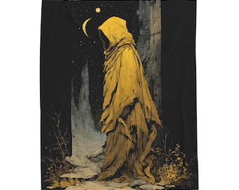 Op de afbeelding: Een deken met een digitale kunstprint van een figuur met een kap en een gewaad, in goud en zwart. De figuur staat in een donker, maanverlicht landschap met een halve maan en sterren. Het kunstwerk heeft een fantasie- of gotisch thema.