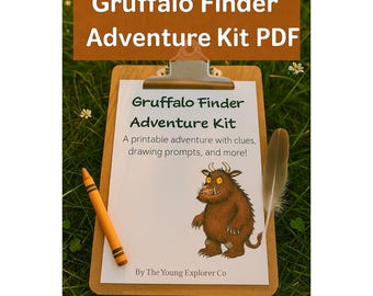 Könnte beinhalten: Ein Holz-Klemmbrett hält ein weißes Papier mit dem Text "Gruffalo Finder Adventure Kit". Ein orangefarbener Buntstift und eine Feder befinden sich auf dem Klemmbrett. Die Figur des Grüffelo ist auf dem Papier abgebildet. Der Text "Gruffalo Finder Adventure Kit PDF" steht oben.
