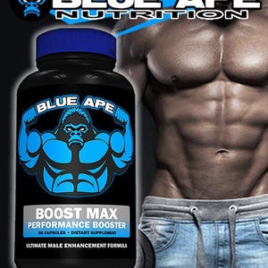 Może przedstawiać: Czarna butelka z suplementem z niebieską pokrywką i niebieskim logo goryla. Na butelce widnieje napis "BLUE APE NUTRITION" i "BOOST MAX PERFORMANCE BOOSTER". Tło przedstawia umięśniony tors.