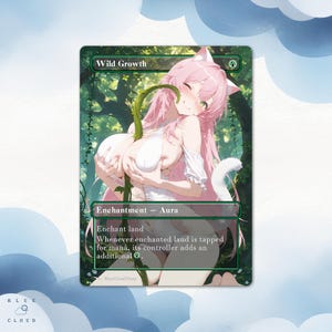 Puede incluir: Una carta coleccionable rectangular titulada Wild Growth que muestra un personaje estilo anime con cabello rosa y orejas de gato. El personaje viste un atuendo blanco en un entorno forestal con una enredadera verde y texto de juego.