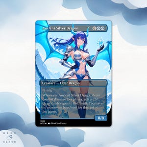 Pode incluir: Um cartão de fantasia com uma ilustração de um Dragão de Prata Antigo. A arte retrata uma figura feminina com cabelo azul e armadura prateada, segurando um cristal brilhante. O texto do cartão inclui "Criatura - Dragão Ancião" e instruções do jogo.