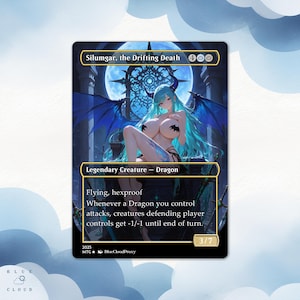 Könnte beinhalten: Eine Magic: The Gathering-Karte mit "Silumgar, the Drifting Death". Die Karte zeigt eine drachenartige Kreatur mit blauen Haaren und Flügeln. Der Text enthält "Legendäre Kreatur - Drache", "Fliegend, Schutz" und Spielanweisungen. Die Karte hat 3/7 Stärke/Zähigkeit.