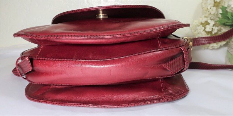 Vintage VALENTINO GARAVANI Burgundy Leather Accordion flap Shoulder Bag image 4