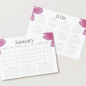 Könnte beinhalten: Zwei weiße Kalender für 2026 mit floralem Design. Der Januar-Kalender hat eine To-Do-Liste und einen Zielbereich. Die Kalender haben ein rosa Aquarell-Blumenmuster in den Ecken.