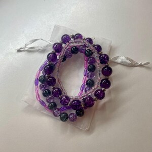 Handgefertigte lila Perlenarmbänder