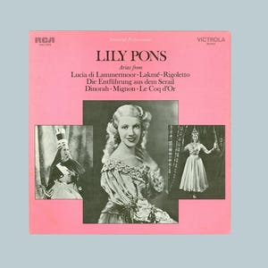 以下が含まれることがあります： リリー・ポンスをフィーチャーした、ヴィンテージのRCAビクトローラレコード。アルバムの表紙はピンク色で、オペラ歌手の白黒ポートレートが3つ含まれています。表紙には、Lucia di Lammermoor、Lakmé、Rigolettoなどのアリアが記載されています。