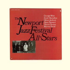 以下が含まれることがあります： 赤いビニールレコードのアルバムカバーで、黒い文字で「The Newport Jazz Festival All-Stars」と書かれています。アルバムカバーには、ミュージシャンのグループの白黒写真が掲載されています。