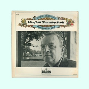 Peut inclure: Une photo en noir et blanc de Winfield Townley Scott, poète, lisant ses propres œuvres. La photo est sur la pochette d'un disque vinyle avec le texte "Yale Series of Recorded Poets" et "Decca Records".