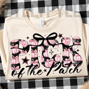Puede incluir: Sudadera color crema con la frase "Pick of the Patch" en negro. Las letras están rellenas con un estampado de calabazas rosas y lazos negros. Estrellas negras y un lazo acentúan el diseño, con temática otoñal.