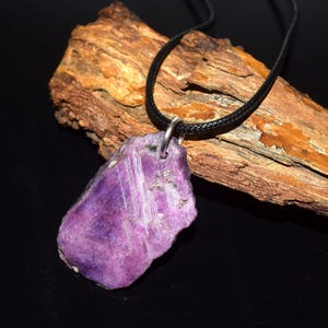 Collier pendentif tranche de rubis brut naturel AAA, véritable corindon rose violacé bijoux en cristal brut, cadeau pierre organique de protection de la passion